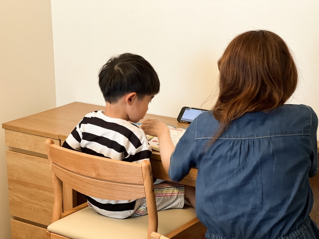 タブレット学習と紙教材どっちがいい？実際に両方試したわが家の結論